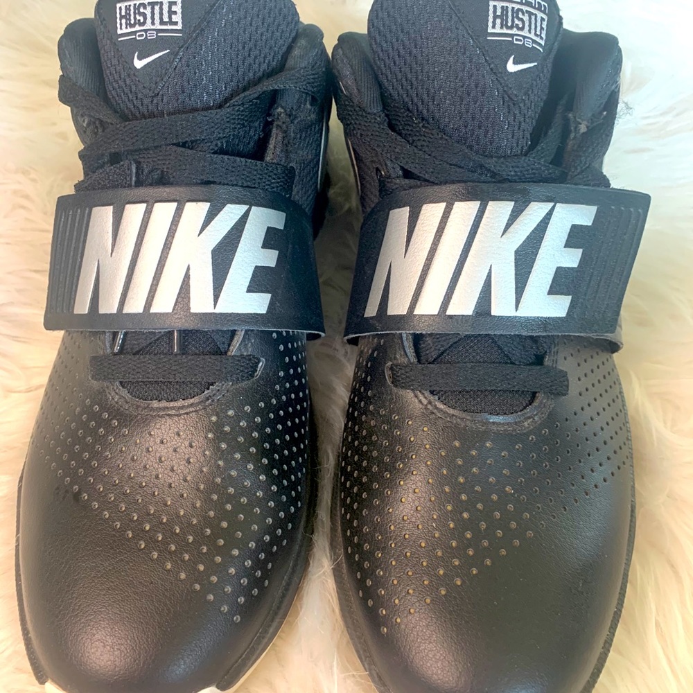 LIKE NEW- Nike Team Hustle Lows 7Y/8.5 Women’s